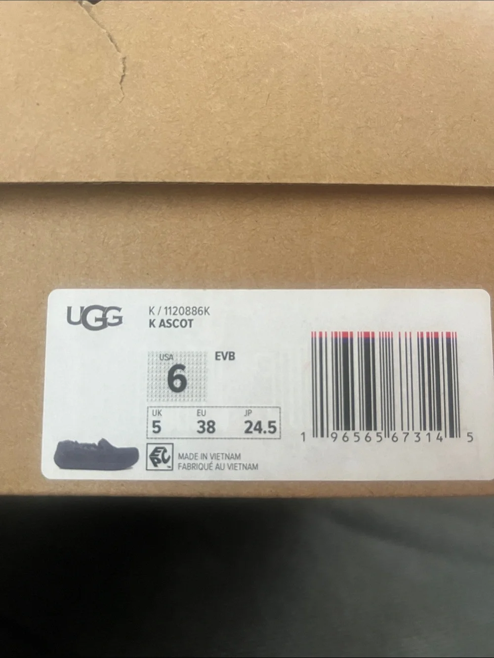 UGG ascot slippers Like new size big boys 6